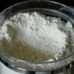 mandlova-vs-kokosova-mouka-ktera-ingredience-je-kralovnou-keto-peciva.jpg