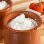 zakysana-smetana-vs-recky-jogurt-co-je-lepsi-do-omacky.jpg